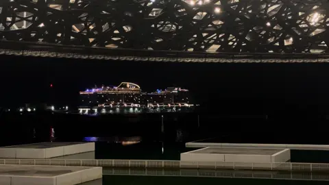 يْحِن خفّاقي لا شفت البواخر تعدّت الشاطي وغابت في الأمواج  #حسين_الجسمي #البواخر #ابوظبي #abudhabi #ابداع #ابداعاتي #تصويري #اكسبلورexplore #اكسبلور_تيك_توك #اكسبلور #explorepage #explore #🤍 #✨ #💙 
