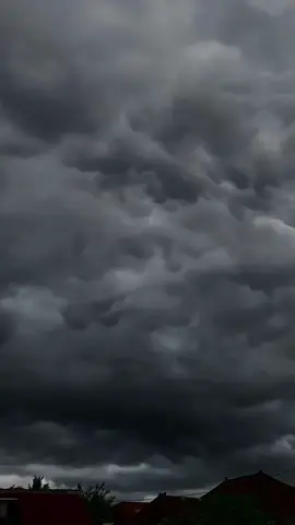 Langit gelap🌪️ #langitmendung #fy #lombokvirall🌴🌴 #hujanbadaianginribut #pyyy 
