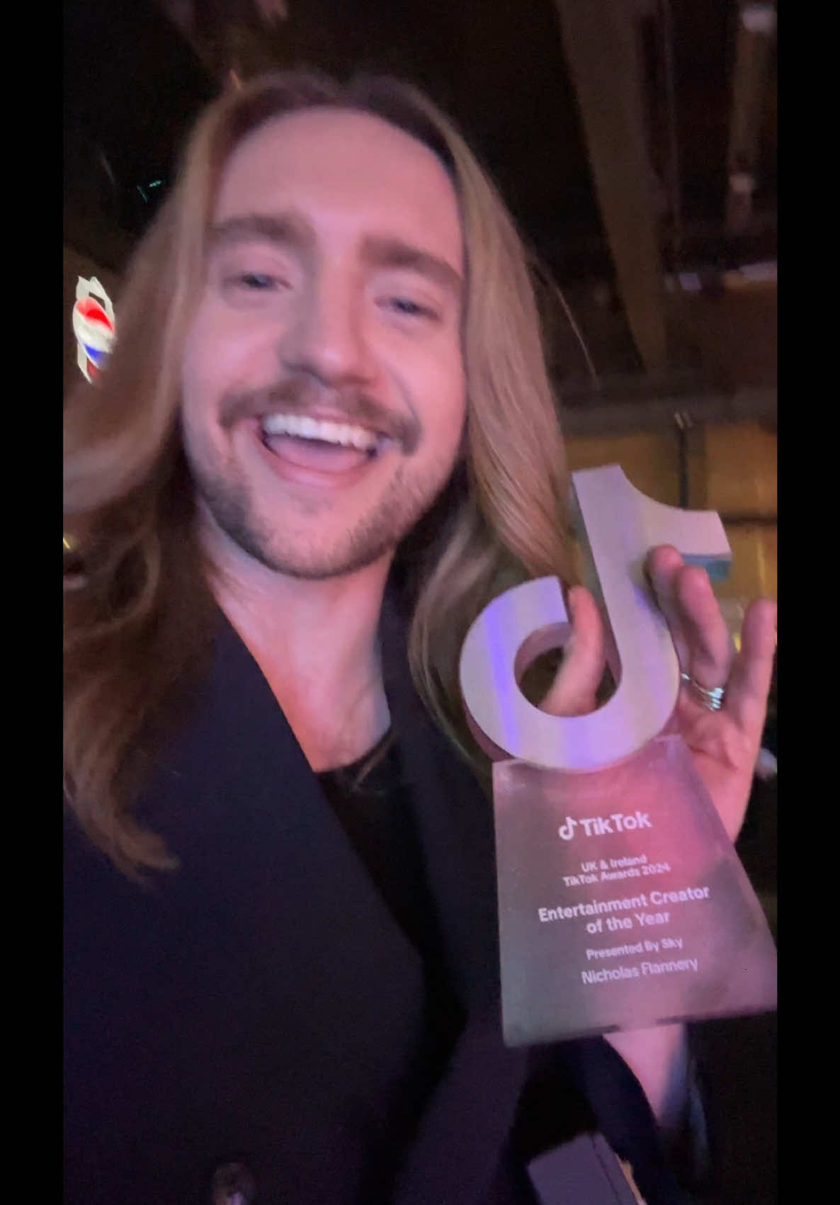THANK YOU BESTIES!! We did it! Because of YOU i won the entertainment creator of the year at the #tiktokawards im eternally grateful and know the best is yet to come!! Love love love you. Overwhelmed but love you!!! #tiktokawardsuk #sky #redcarpet #egot 