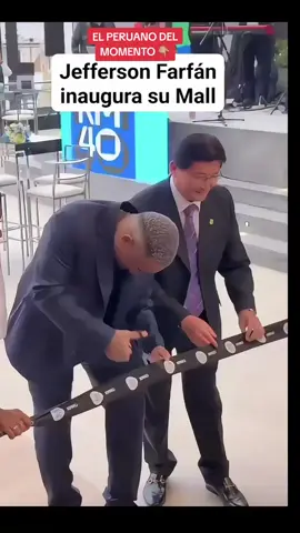 Jefferson Farfán inauguró su centro comercial 'KM40' en compañía de su madre Doña Charo y sus hijos. El exfutbolista Jefferson Farfán celebró la apertura de su esperado centro comercial 'KM40' en una emotiva inauguración, rodeado de sus seres queridos. Acompañado de su madre, Doña Charo, y sus hijos, el evento fue un reflejo del éxito personal y profesional de la 'Foquita'. Además de la presencia de su familia, Farfán recibió el apoyo de amigos y figuras del deporte y el entretenimiento, quienes no dudaron en felicitarlo por este nuevo logro.