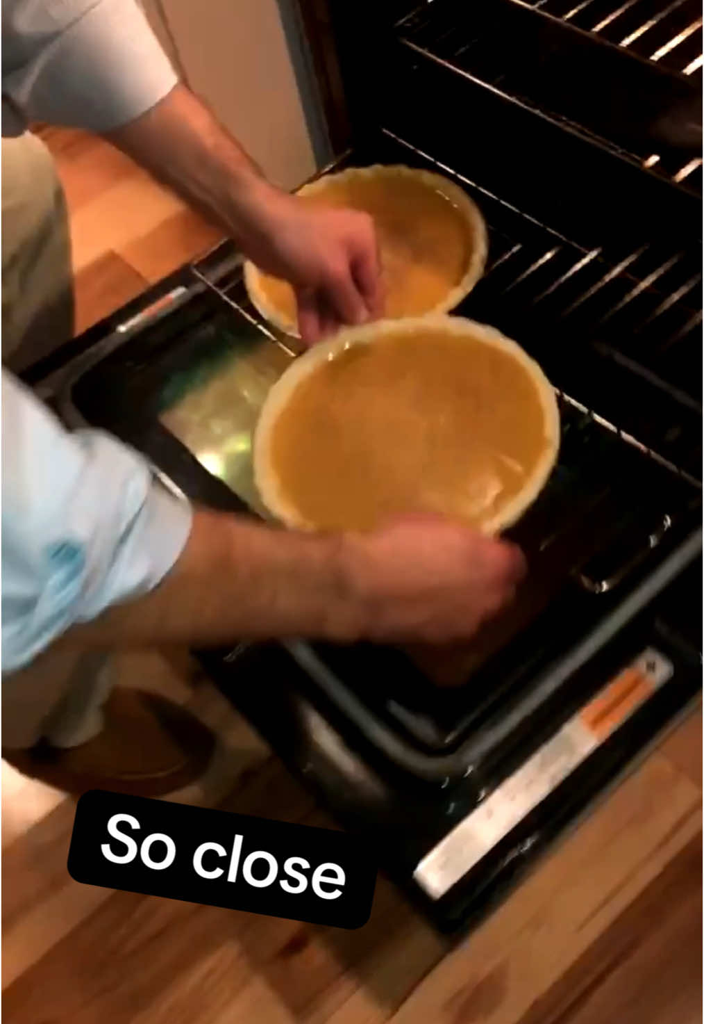 A Pumpkin Pie scented oven is something I’d actually pay real cash for 🥧 #pumpkinpie #pumpkinspice #oven #oops #soclose #spill #collab 🎥: Mae Kunysz