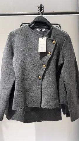 NEW ZARA🩶 كنت بفرع ذا فيو مول ✨ السيت انيق بشكل موووعادي ! معا كيلون اسود شفاف وبوت قصير اسود وشنطة سودا بيكتمل الاوتفت الشتوي الكشووخي🤍 #اكسبلورexplore#trending #trending #الشعب_الصيني_ #ماله_حل😂😂 #ترندات_تيك_توك #ترندات_تيك_توك_جديدة #outfit #fyppppppppppppppppp #زار #zara #نيوكولكشن #جديد_الرياض 