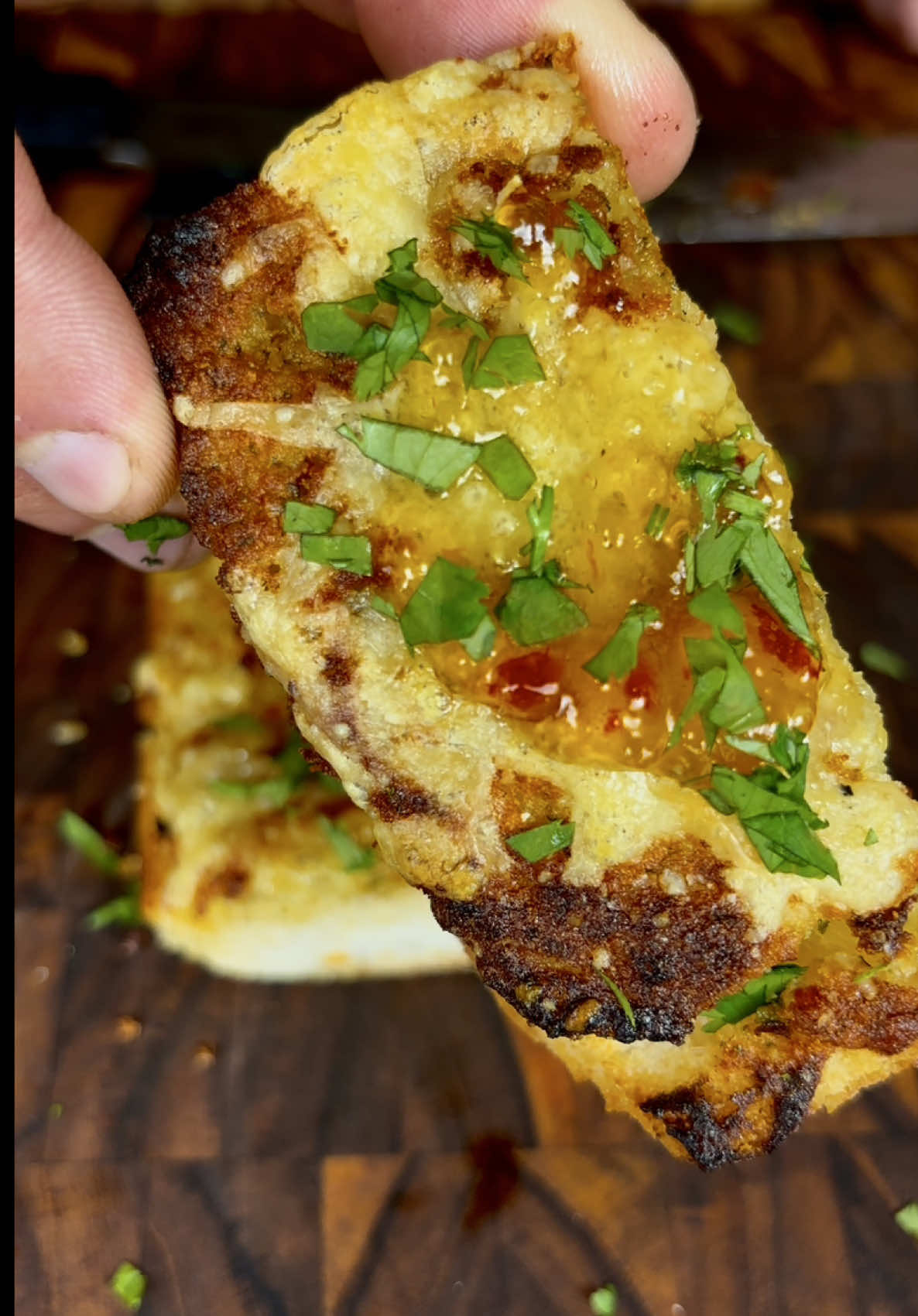 Pão de alho turbo 🧄🧄 Ingredientes Pão italiano (pode ser francês, baguete, etc) 1 cabeça de alho azeite ou óleo vegetal Manteiga Queijo parmesão Queijo muçarela Pimenta calabresa Geleia de pimenta Coentro ou salsinha Preparo: 1. Confitar o alho em azeite ou óleo por aprox. uma hora a 120 graus 2. Num processador, adicionar 2 colheres de manteiga, 1 cabeça de alho confitado, pimenta calabresa, queijo parmesão e coentro 3. Pegar meia banda do pão, lambuzar de manteiga e levar na airfryer até dourar