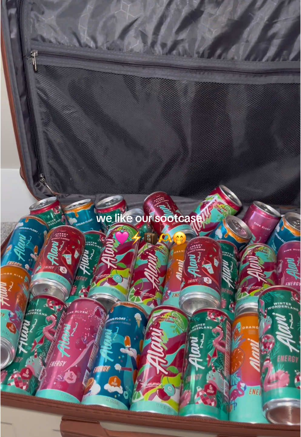 Now THIS is our kind of sootcase 🤭🧳🩷⚡️#suitcase #obsessed #viral 