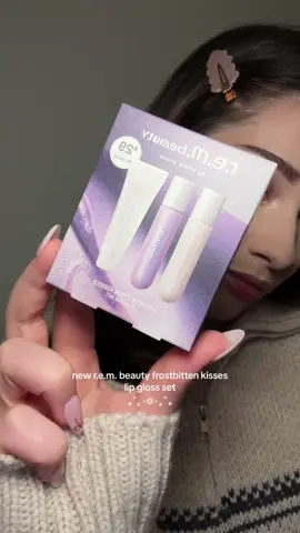 two top tier lip gloss formulas in one lil holiday set ♡ @r.e.m. beauty  #rembeauty #rembeautylip #rembeautylipgloss #rembeautyreview #arianagrande #lipswatch #BeautyTok 