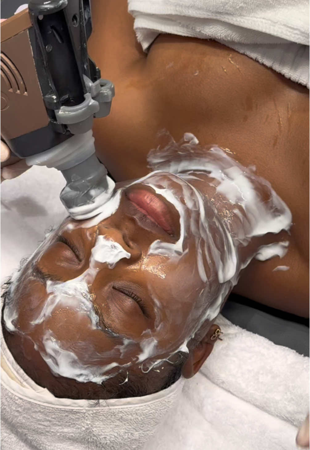 I got a high tech facial in Korea and this is how it went! Book a facial at Individuel Geneve  60 Bongeunsa-ro 47gil, Seoul #koreanskincare #kbeauty #beautytreatments #facialtreatment #korea  @IndividuelGenève_kr_official 