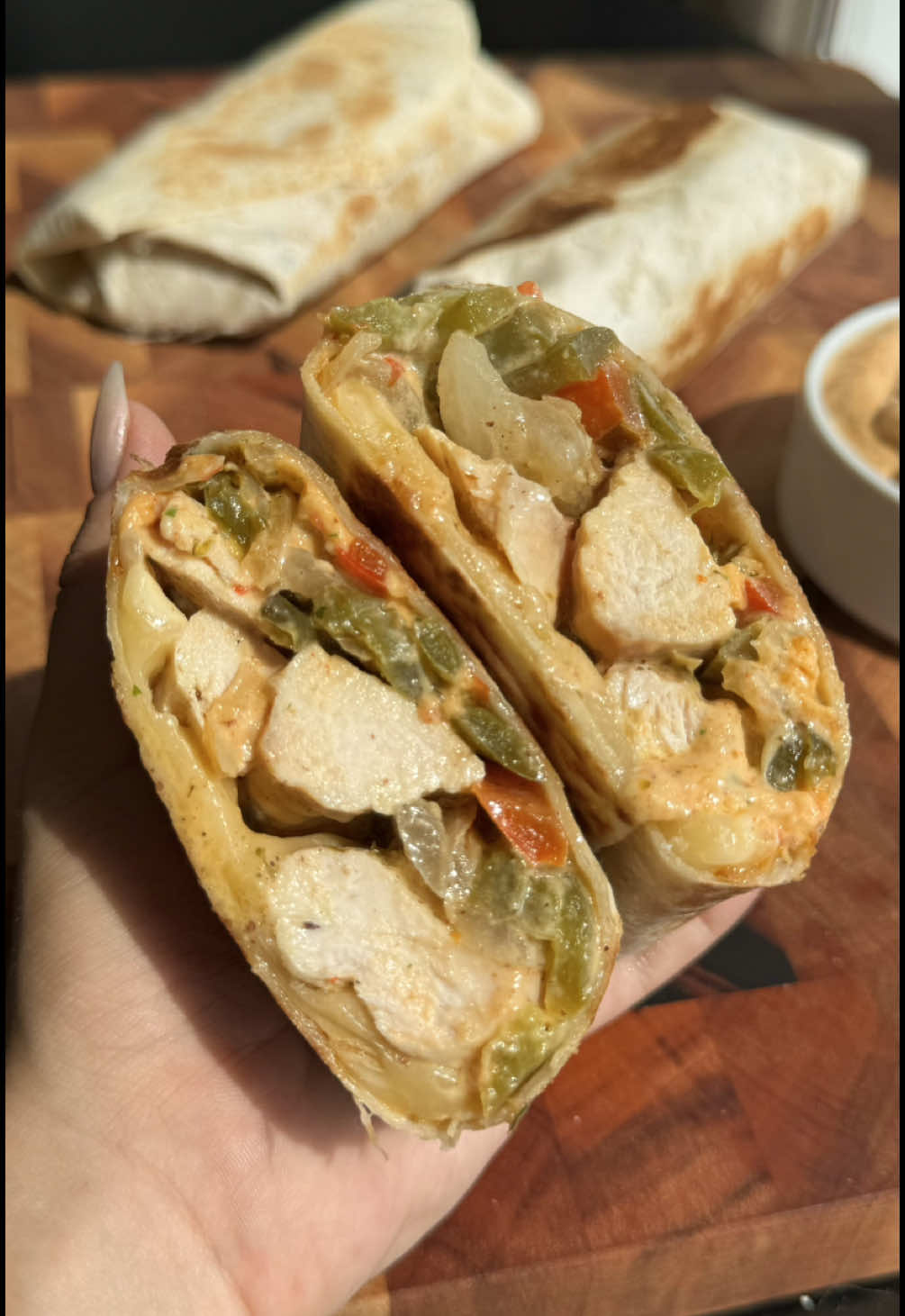 WRAPS DE POLLO con un relleno express hecho al horno que queda 10mil puntos🌯. 👉🏻INGREDIENTES para 3u XXL: -3u de las nuevas Rapiditas XXL @rapiditasbimbo que QUE PRODUCTAZO🙌🏻. -2 pechugas de pollo. -1 morron rojo. -1 morron verde. -1 cebolla grande. -1 cabeza de ajo chica. -mostaza. -aceite de oliva. -1 limon. -perejil. -miel. -100g de queso danbo. -leche. 🤤Que bien la pase comiendo esto. Lo prueban y después me cuentan. Atte: Kuli✨. . . . . #recetasfaciles #wraps #wrap #cena 
