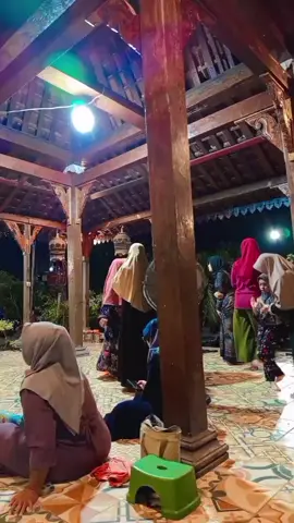 suasana pengajian tahlil almarhum ABAH TOTOK S.R , semoga husnul khotimah ditempatkan di surga Aamiin 🤲😇 monggo untuk semuanya yang ingin atau mau ikut mendoakan almarhum ABAH TOTOK S.R silahkan datang kerumah bunda HENNY ADELLA . pintu terbuka lebar 🥰 #omadellaamc#musikdangdut#dangdutjawatimur#fypシ゚viral🖤tiktok#sabarikhlas