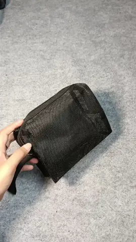 Pouch nya Lumayan banget sih karna bahan jaringanya cukup tebel gak leyat leyot #taskosmetik #taskecil #tasmini #tasmakeup #taskosmetiktravel #pouchmakeup 