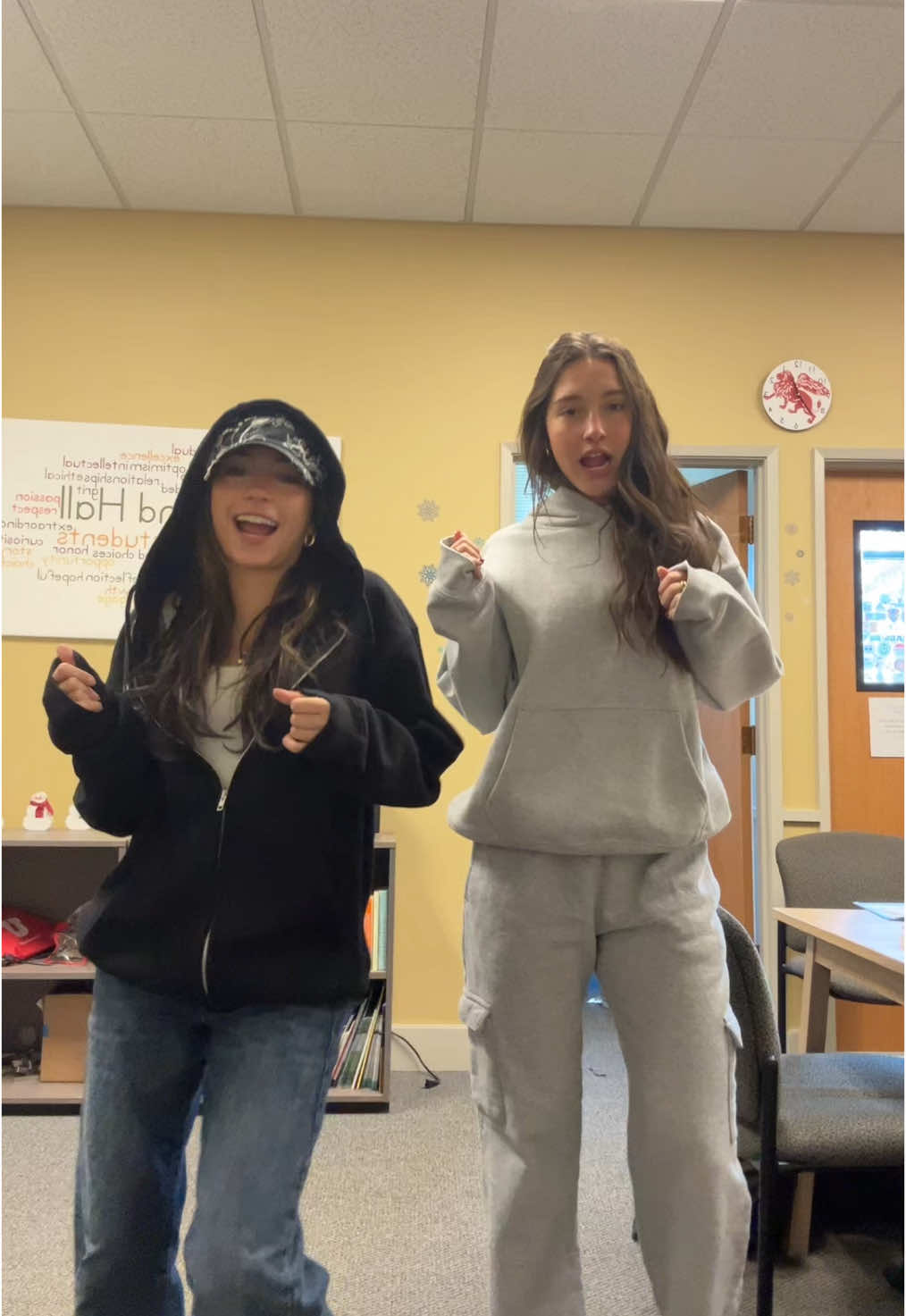 HI EVA!! ☺️☺️☺️ #paperplanes #fyp #dance