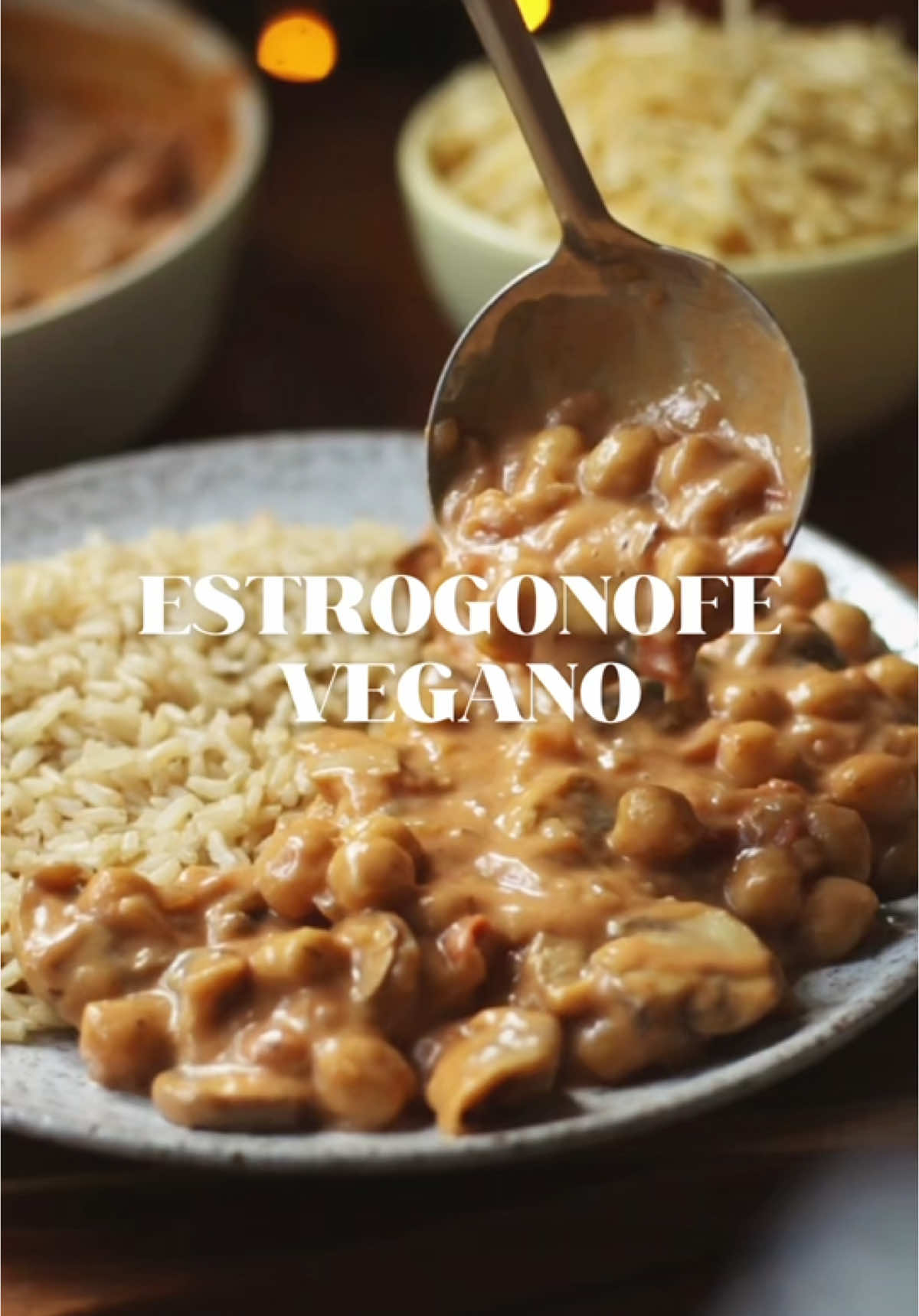 ESTROGONOFE DE COGUMELOS E GRÃO DE BICO 😮‍💨🤌🏻 Dezembro chegou e se você tá procurando receitas pra fazer na sua ceia de natal, precisa conhecer o ebook Natal Vegetal. Um guia completo com mais de 24 receitas pra você celebrar o fim de ano com uma ceia 100% vegana 🌿 Aproveita que essa semana tá rolando desconto de lançamento, clica no link da bio e saiba mais ✨🎄 Eu sou apaixonado por estrogonofe, e vivo fazendo de maneiras diferentes por aqui. Essa versão com cogumelos e grão de bico fica sensacional e você precisa experimentar ✨ 🧄 INGREDIENTES: Azeite; 1/2 cebola picada; 2 dentes de alho picados; 200g de cogumelos picados; 1 tomate picado; 180g de grão de bico cozido; 1 colher de sopa de shoyu; 2 colheres de sopa de ketchup; 1 colher de chá de mostarda; 200ml de creme de leite vegetal; Sal e pimenta do reino a gosto; 🍶 CREME DE LEITE DE AVEIA: No liquidificador, misture 1/2 xícara de aveia em flocos ou farelo de aveia com 2 xícaras de água quente. Espere 5 minutos e bata. Em seguida coe para separar a resíduo do creme e está pronto para utilizar!  🍶 CREME DE LEITE DE SEMENTE DE GIRASSOL: Hidrate 1/2 xícara de semente de girassol na água morna por 15 minutos. Em seguida bata no liquidificador com 1 xícara de água e 1 colher de polvilho doce. Coe em uma peneire e está pronto para utilizar!  Você também pode usar leite de coco ou leite de castanha de caju ✨ Faz em casa e me conta o que achou 🧡 #vegano #vegetariano #graodebico #estrogonofe #estrogonofevegano #veganismo #vegetarianismo #alimentacaovegana #receitasveganas #considereoveganismo #alimentadoporplantas