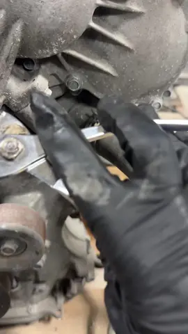 The Surprising Mechanic Hack They Don’t Share! #mechanic #mechaniclife #oilchange #mechanics #auto #autoshop #autorepair #coolant #carguys #carguy #tools #mechanicproblems 