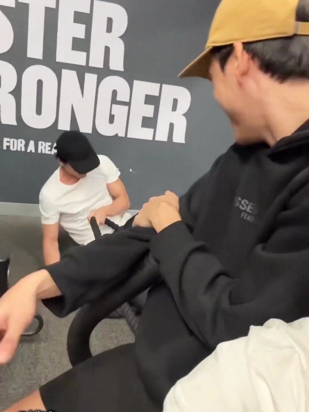 Joss is hella strong 😎🔥🔥 And Gawin kept looking back at Joss, kinda a bit worried 😌 • #jossgawin #josswayar #gawincaskey #gym #bromance 