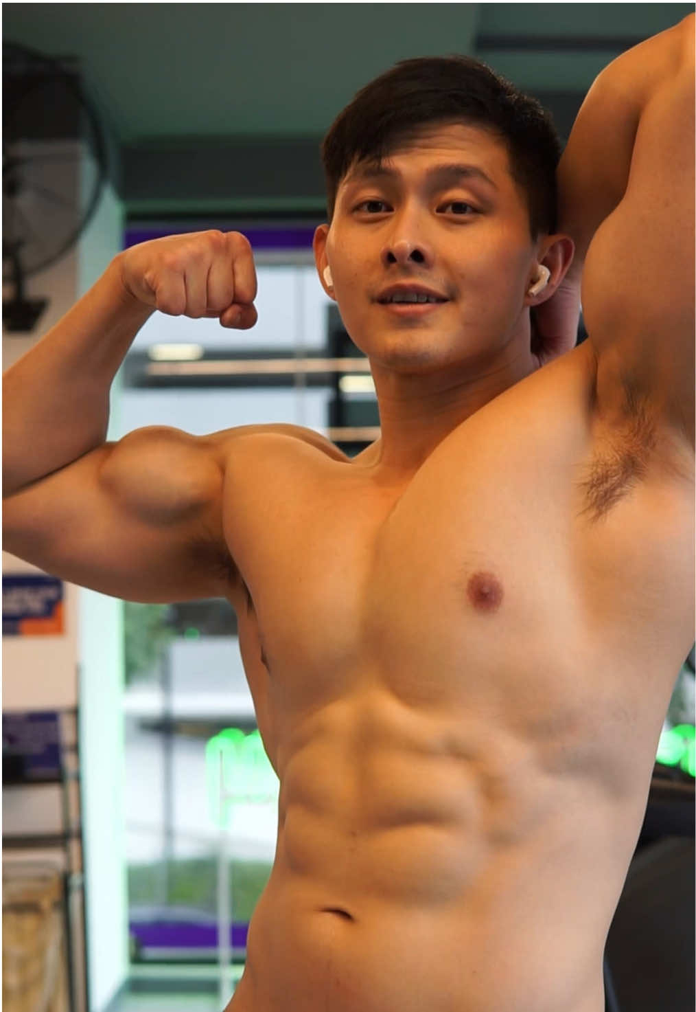 Steal my workout routine  4×12-8reps -Neutral grip lay pull downs -Cable tricep push press -Incline Barbell bench press -Dumbbell rear delt raises -Cable seated rows -Cable flies #flex #fitnesstips #gymbro #shred #bodybuilding #workoutroutine #fridayvibes 