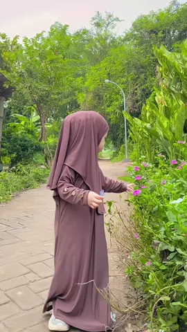 Masya Allah 🥰🥰 gamis nya bkin tambah cakep #rekomendasioutfitanak #ootdanakperempuan #outfitanakcewek #fyp #gamisanak 