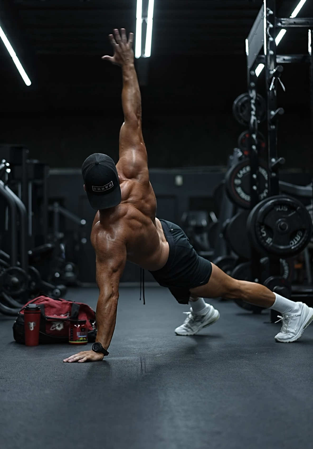 Upper body and core mobility workout with the new @BSN Supplements N.O. XPLODE pre-workout flavor Cherry Lime Ice to keep the energy up. 4 rounds  30 seconds work  60 seconds rest 1.) High plank single arm rotations  2.) Divebomber toe touches  3.) Low plank twists  4.) Outside mountain climber holds to bear  #bsnsponsoredathlete