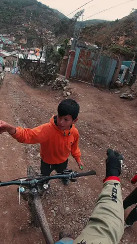 Los niños en el Downhill Huasahuasi 2024. ❤️‍🩹 . #downhillhuasahuasi #huasahuasi #tarma #teamhuasahuasi #perú #oakleyperu #oakleyhuasahuasi #monsterenergype 