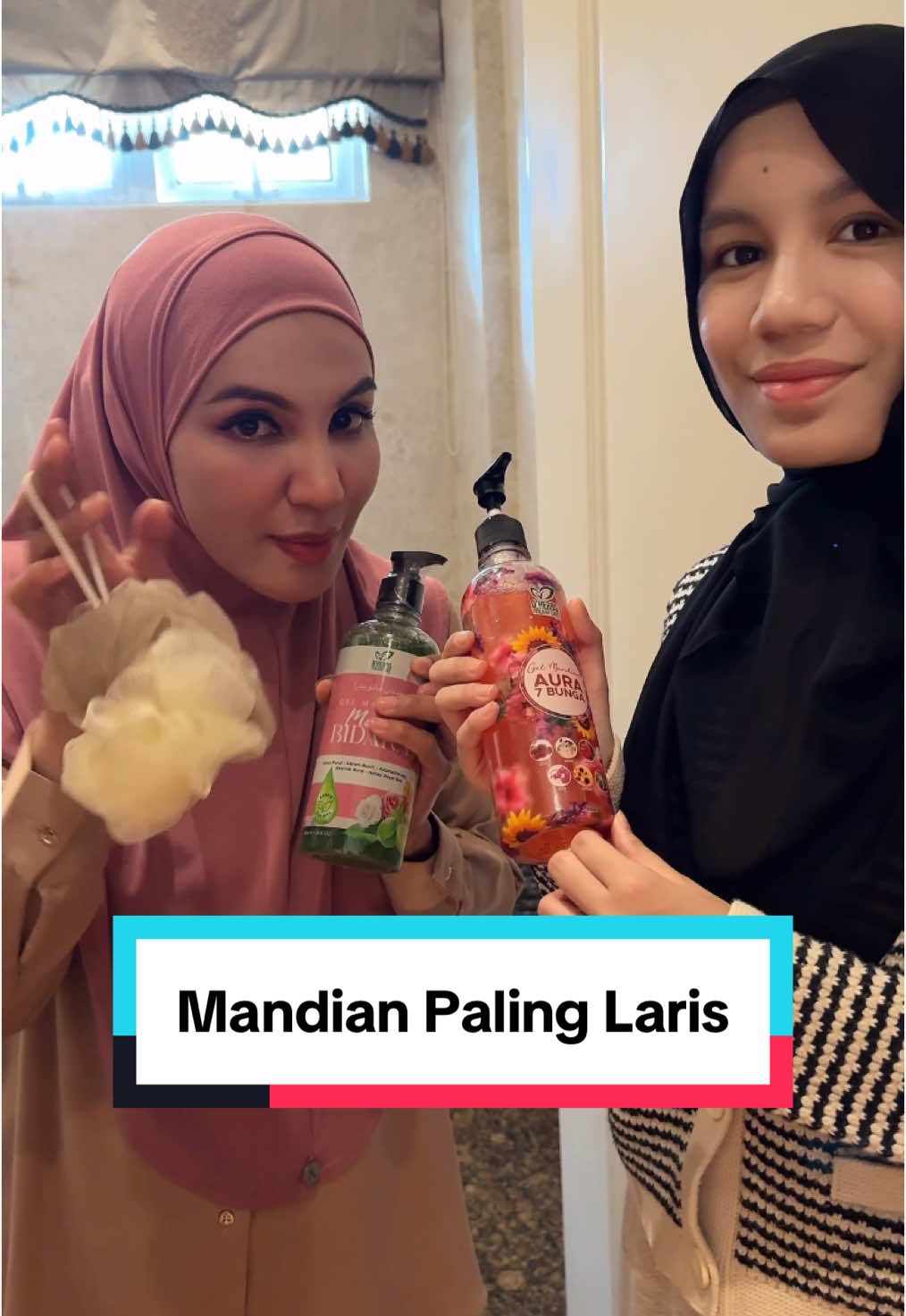Memang laku sangat set mandian aura seri ni. Ramai yang sah cuba repeat lagi. Sebab apa dia laku? Sebab bau mandian dia  menusuk lembut ditambah pula dengan kebaikkan bidara yang terbukti diminati ramai. Cepat stock mama tak banyak. Mama bagi percuma loofah sekali