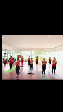 Christmas edition @kina_yoga #yoga #primalaras #yogadance #groupyoga 