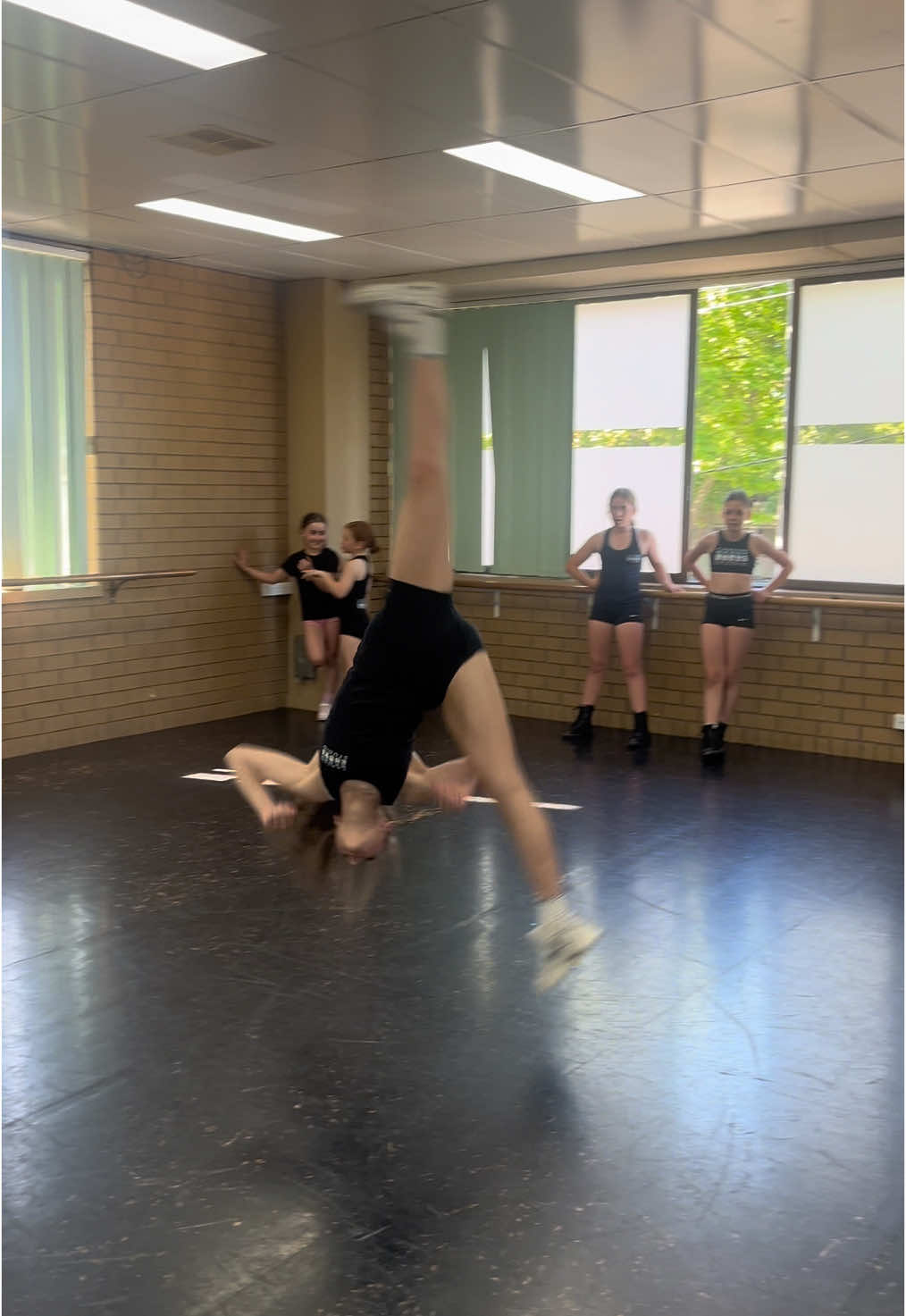 Okay weerrrkkk! #foryoupage #fyp #dance #dancer #acrobatics #acro #tricks #aerial #splits #freestyle #professional #danceteacher #safepractice #danceclass #dancestudio 