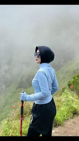 Rekomendasi Outfit mendaki gunung⛰️ #jaketolahraga #celanapendekolahraga #hijabpolwan #jaketlariwanita #jaketfitbody #celanapendekolahragapriawanita #hapigogoindonesia 
