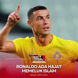 Bekas penjaga gol, Al-Nassr Waleed Abdullah membuat kenyataan mengejutkan bahawa bintang bola sepak Portugal Cristiano Ronaldo memikirkan untuk memeluk agama Islam. Ketika tampil dalam program televisyen baru-baru ini, Waleed memperkatakan mengenai minat mendalam Ronaldo dengan budaya tempatan di Arab Saudi. Menurut Waleed, kesediaan Ronaldo untuk memeluk Islam hasil daripada hubungan baiknya dengan masyarakat Saudi. #HotFM #BekpesHot #YangHangatDanTerbaik #RadioNo1 #KJjadiDJ #ronaldo #cristianoronaldo  Kredit: @Harian Metro 