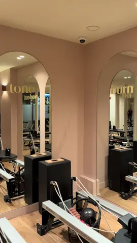 J’ai testé @thenewmeparis (Wagram) 🤎 Le studio est super joli, les équipements tops !  Les moins :  - Une prof pas préparée qui ne prend pas le temps d’expliquer les mouvements.  - Les toilettes hors service. - Un tout petit vestiaire dans lequel tout le monde se marche dessus.  Un peu décevant pour un cours à 45€ 😅 (je suis passée via Classpass pour cette première réservation)  #pilatesreformer #pilatesparis #paris17 #thenewme #pilates #workout 