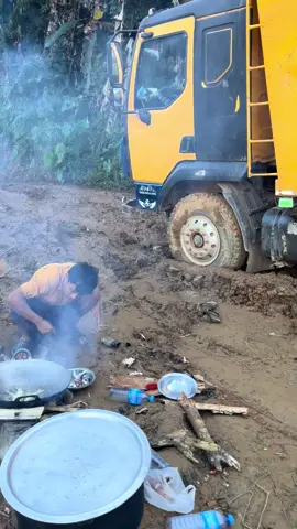 ရုန်းကန်နေရဆဲပါ🥰🥰🥰#@Âūñĝ kÿâw kýáw(ရွှေကျင်သားလေး) @Hun Min Htet982 #ကြိုက်သွားစေရမယ်😅😅😅😅 