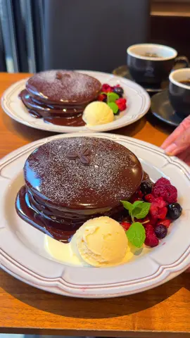 全国の珈琲館で昨日発売のとろけるチョコホットケーキ🥞🍫 銅板でじっくり焼いたこだわり生地に濃厚なビターチョコソースが溢れるほどたっぷりかけてある！ 添えられたバニラアイスとベリーもさっぱりアクセントになるし、全体的に甘すぎずまさに大人向けって感じのホットケーキだった☕️ 📍全国「珈琲館」 #東京グルメ #大阪グルメ #珈琲館 #chocolate #pancake 