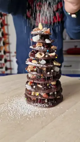 L'albero di cioccolato 🎄🍫 2 ingredienti Ciocccolato fondente 200g frutta secca mista 200g #cioccolato #chocolate #pastry #pastryart #cioccolato #christmas #alberodinatale #yummyfood #delicious #chef #ricette #tik_tok 