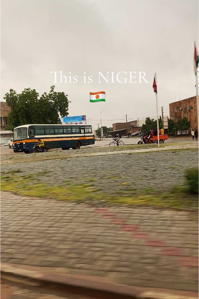 “Entre terre et eau, 🇳🇪Niamey se dévoile : la route qui relie l’horizon au fleuve, une rencontre de nature et d’urbanité.”#niger #niamey #foryou #النيجر 