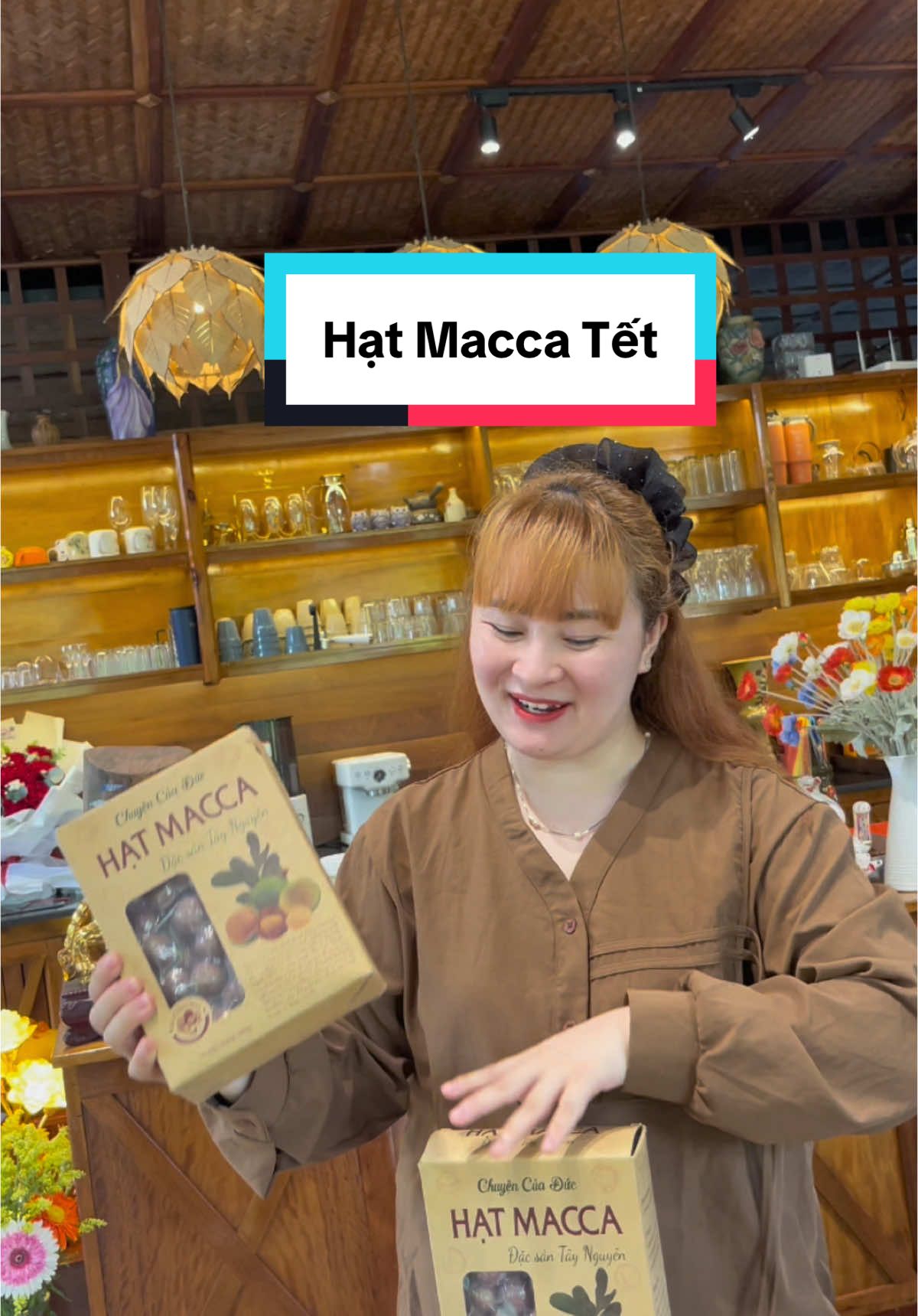 Mã hạt Macca năm nay đã được đóng gói vào hộp giấy nhìn sang trọng mà vẫn rất mộc mạc luôn mn ạ hihi #chuyencuaduc #daklak47 #macca #tet 
