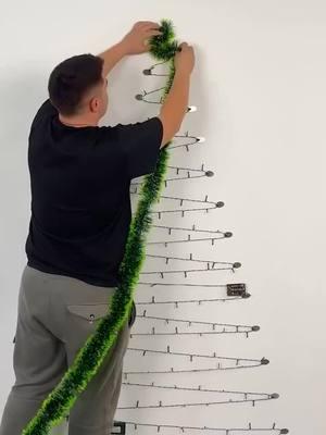 Với dải trang trí Giáng Sinh này, bạn có thể tạo cây thông Noel trên tường và kính!