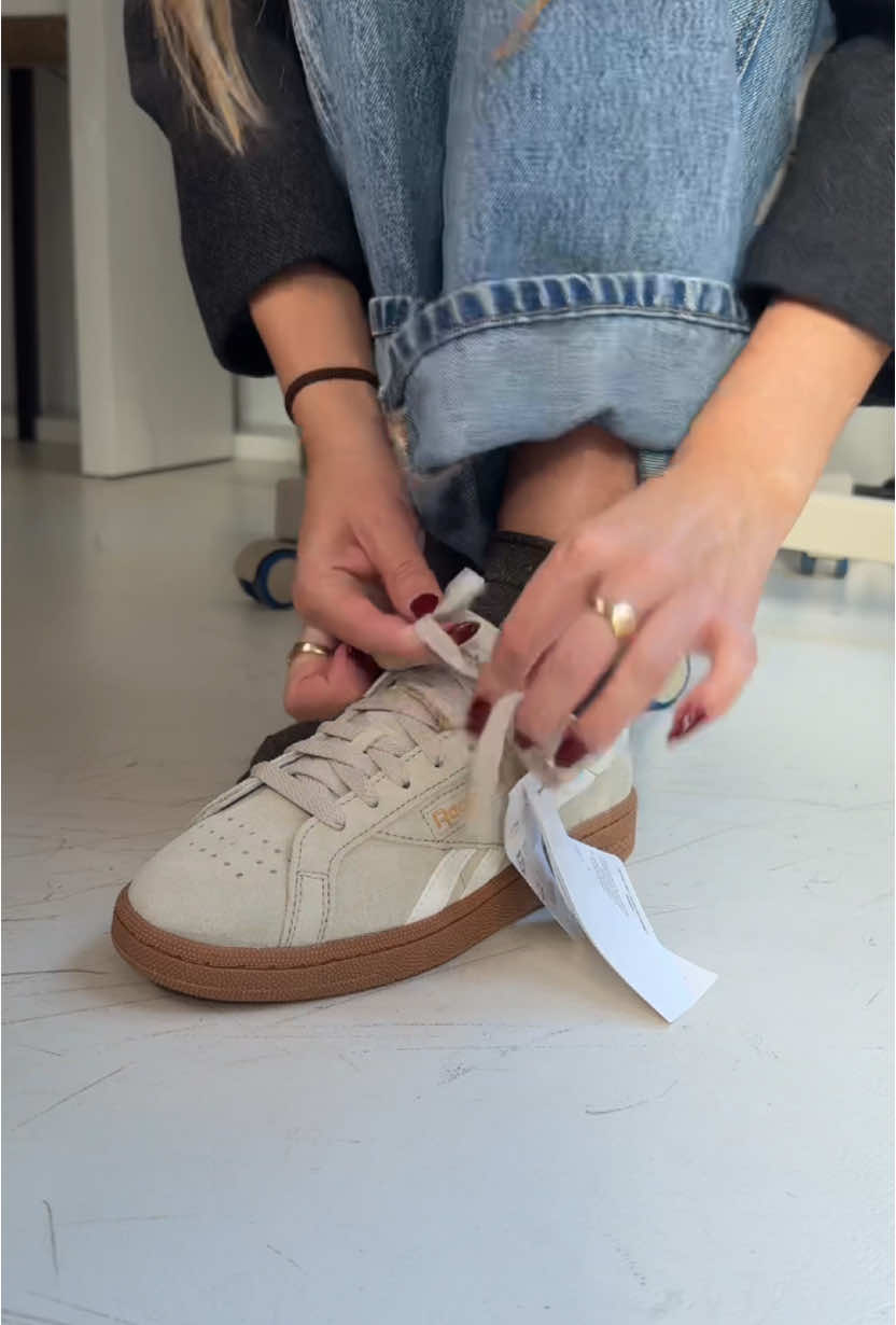 ✨ Los favoritos de estas Navidades 🎄👟 ✨ ¿Por qué complicarse cuando puedes apostar por un clásico reinventado?  Las Reebok Club C Grounds son perfectas para cualquier plan navideño: desde una tarde casual de compras bajo las luces hasta una cena especial con amigos.  Con su diseño icónico y versatilidad, estas zapatillas combinan a la perfección estilo y comodidad. 🌟 🎁 El regalo perfecto para los que no se detienen, con un toque retro que nunca pasa de moda.  ¿Ya tienes tus favoritas para brillar estas fiestas? Descúbrelas en Polka.