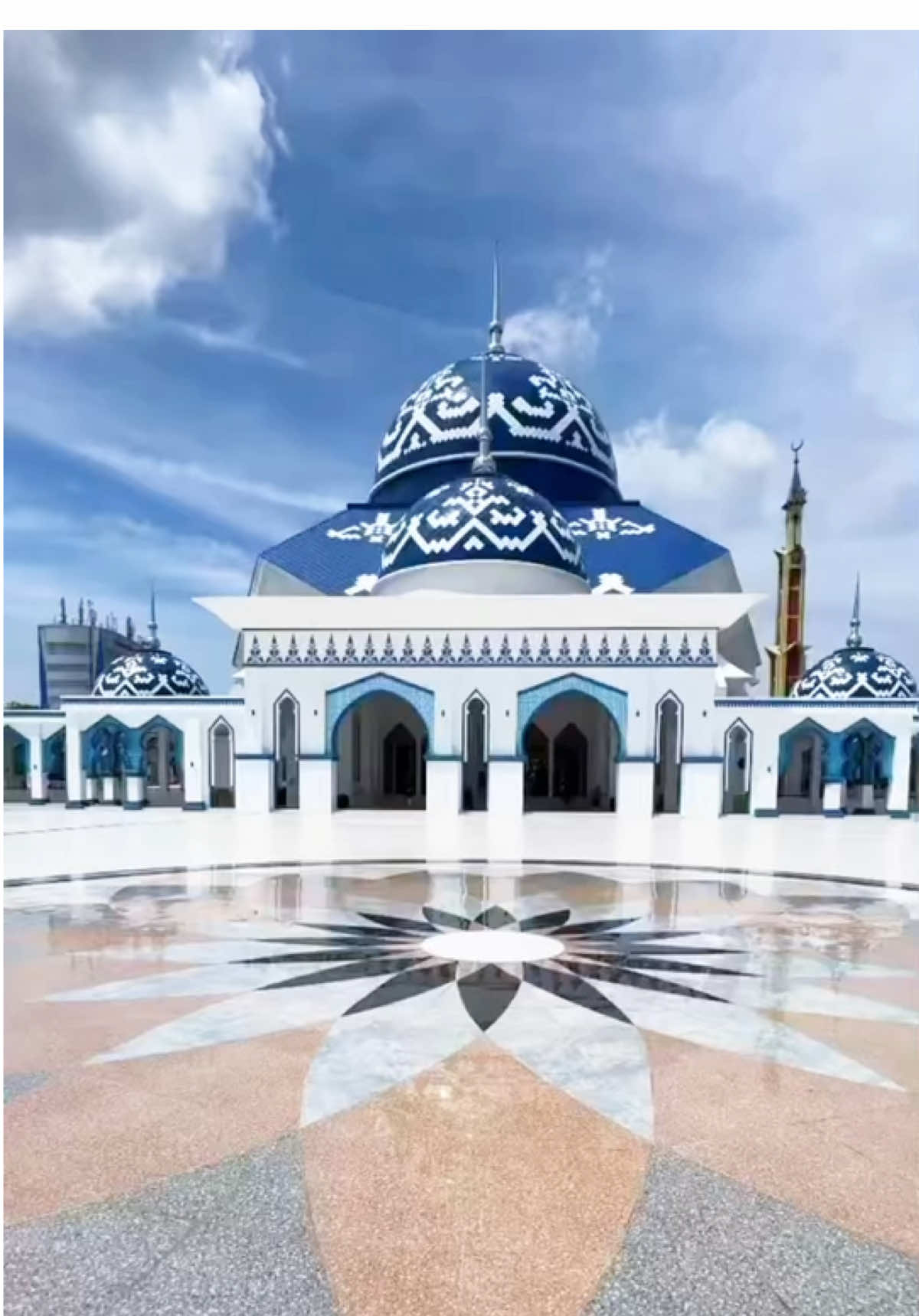 🇮🇩 Masjid Agung di Batam, yang sebelumnya dikenal dengan nama Masjid Agung Batam Center, kini resmi berganti nama menjadi Masjid Agung Raja Hamidah.  Pembangunan masjid ini berlangsung pada masa kepemimpinan Wali Kota Batam, Muhammad Rudi, dan pemberian nama baru tersebut memiliki makna historis yang dalam, menghormati salah satu pahlawan Melayu, Engku Puteri Raja Hamidah. Video by: @rian_kit0  #batam #sscbatam #kotabatam