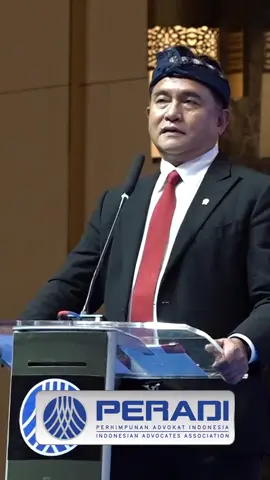 Jelas Yusril, merujuk putusan Mahkamah Konstitusi (MK) terkait UU Advokat yang ada. Tentu, sesuai aturan yang berlaku maka organisasi profesi Advokat di Indonesia cuma satu yakni Peradi. 