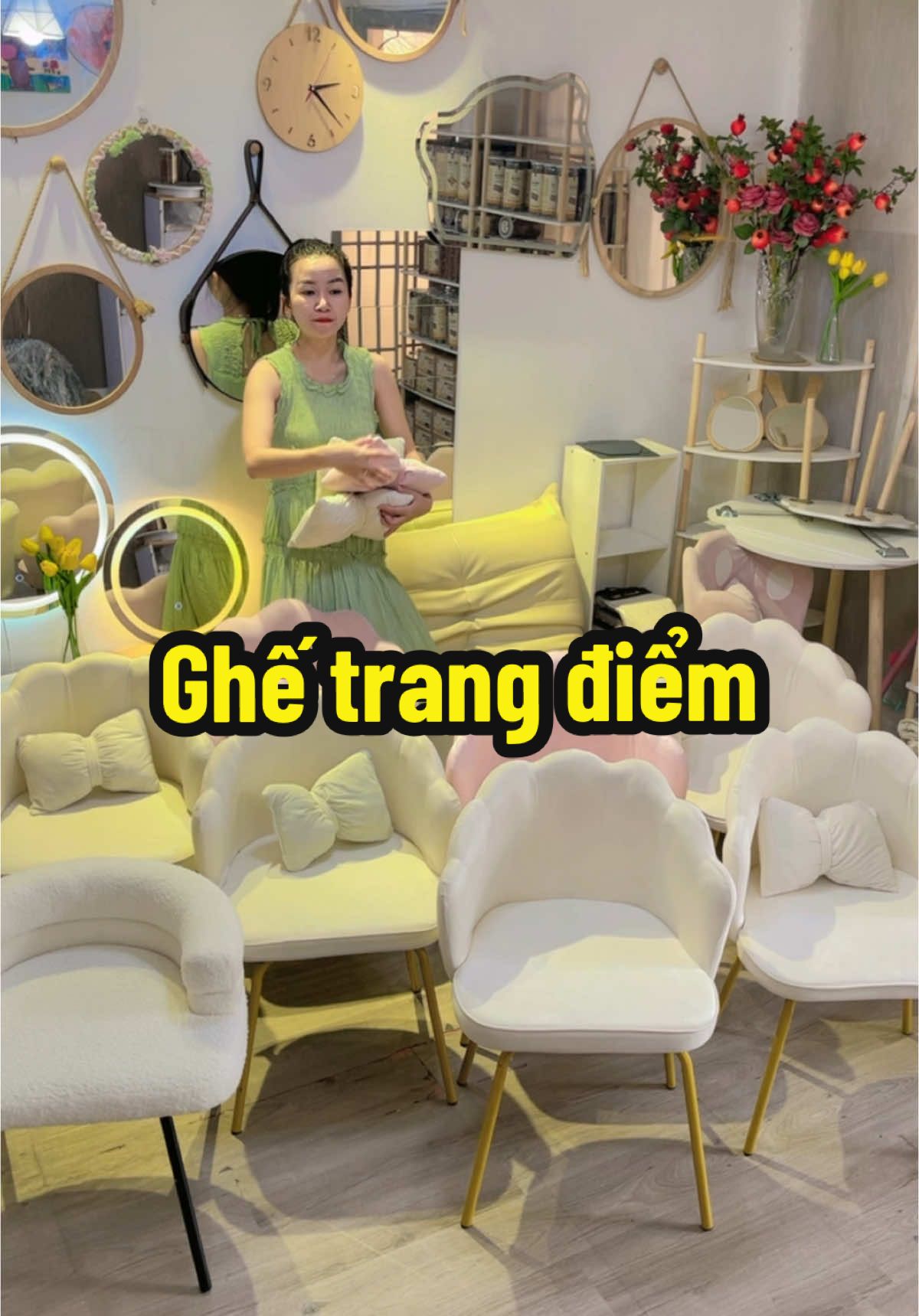 Ghế trang điểm, ghế nail xinh quá chời nè mấy bà #ghe #ghenail #ghetrangdiem #ghevuongmien #ghekemno #ghean #ghelamviec #nhuydecor 