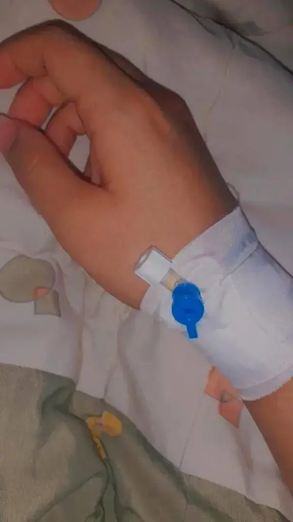اني اليوم حاطه كانونه😭💔 راح اموت بيها وعلي ما بيه حيل اشتغل البيت ولا لحضه الئن حاطه كانونه #عبارات_حزينه💔ذكـ҉ৡـريــا༊ت 