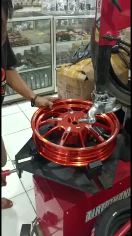 Alat pembuka ban motor motor dan mobil #alatbukaban #tirechangermanual #tyrechangermanual #alatbukabanmanual #alatcanggih #mesinbukabanmanual #tirechanger #tyrechanger 