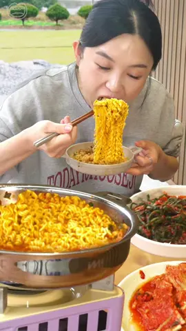 마당에서 라면에 파김치 #kimchi #ramyun 
