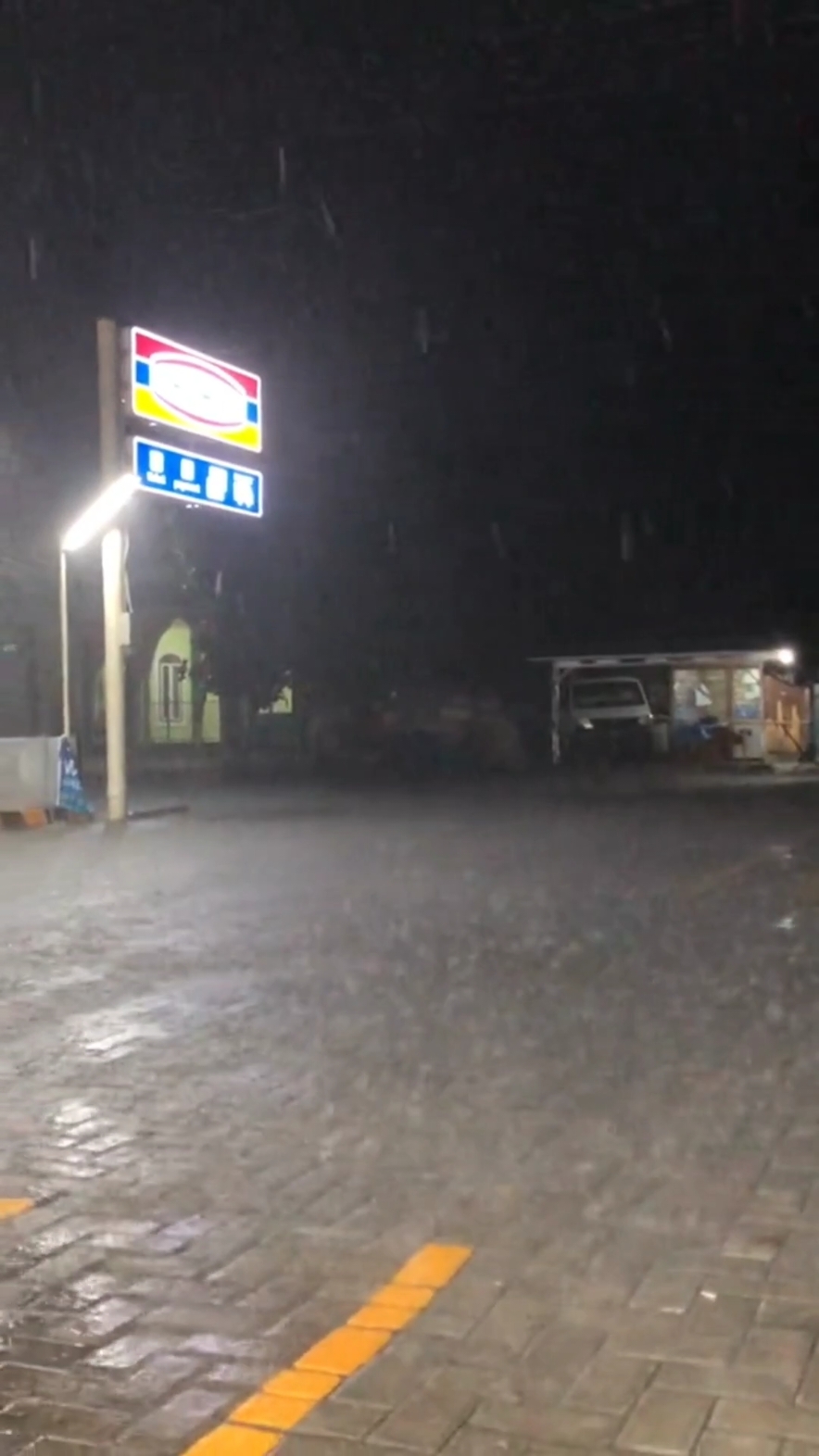 tempat penenang paling ampuh#indomaret #hujan #vibes #night 