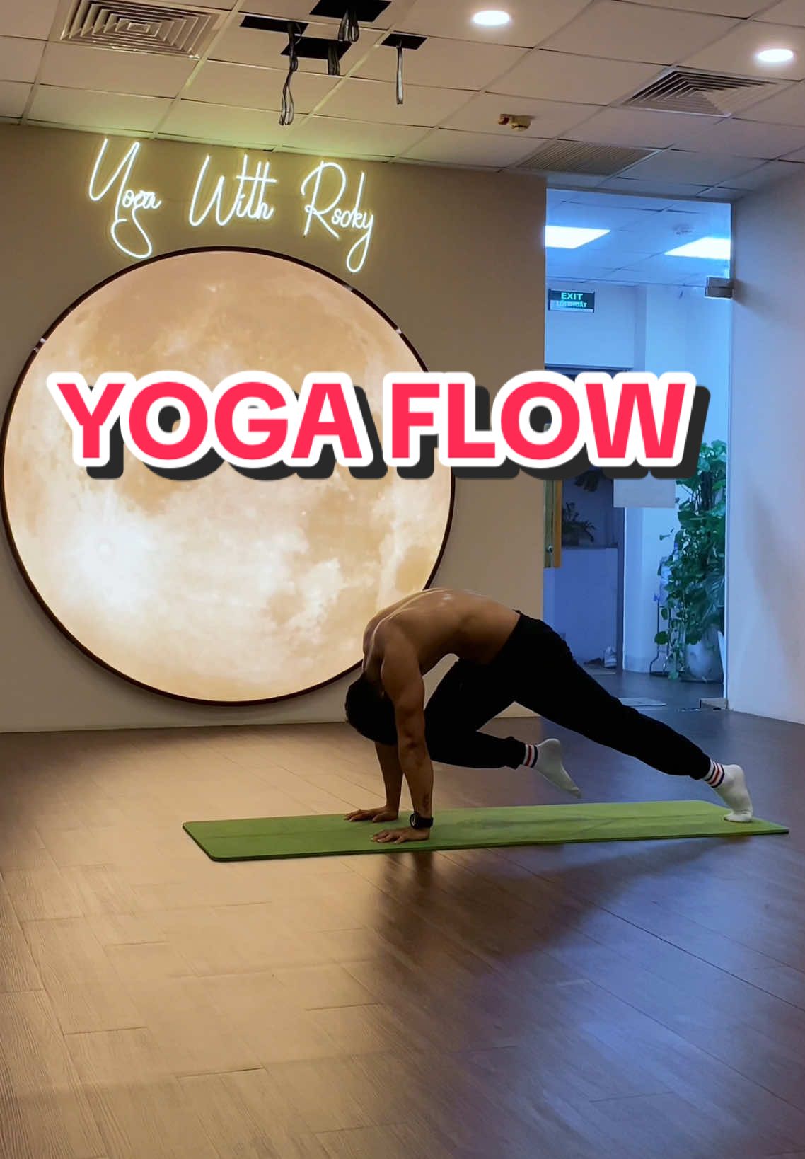 Yoga Flow- With My Moon Light 💪🏻🤸🏼‍♂️ #yogawithrocky  #fypシ゚ #yogaflow #men #strongman #flexibility #yoga #yogainspiration #yogainstructor 