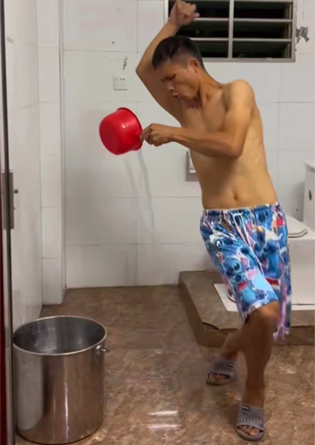 Trời lạnh tắm kiểu 😂 #minhsuong12 #haihuoc #giaitri 
