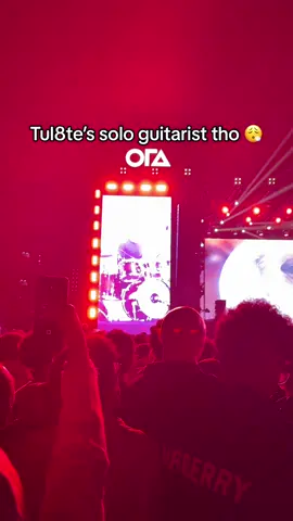 It’s always the guitarists #tul8te #fyp #viral #zed #concert 