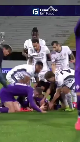 Toda pedra dos fãs da Fiorentina para Eduardo Bueh! Alguns torcedores da Fiorentina apoiaram o jovem lateral do time instalando um banner em frente ao hospital de Eduardo Bouve... A partida mais importante da semana 14 da competição da Série A italiana entre as equipes Fiorentina e Inter ficou inacabada devido ao desmaio repentino de Eduardo Bouh, o jovem lateral roxo e foi adiado para outra vez. Imediatamente após o amargo incidente, os protagonistas de ambas as equipas, além de muitos outros jogadores proeminentes no mundo, reagiram ao incidente em várias redes sociais, desejando a Buh uma rápida recuperação. Os fãs da Fiorentina também prepararam um banner para ele e instalaram em frente ao hospital onde ele está hospitalizado. O estandarte dos fãs da Fiorentina está escrito: 