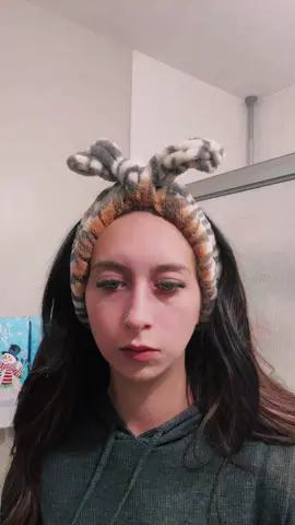 Come with me to do my nighttime skin care routine! @LaRochePosayUS @Good Molecules #skincare #goodmolecules #larocheposay #cleanser #toner #hylaronicacidserum #niacinamideserum #beauty #skin #skincareroutine #health #tiktok #trends 