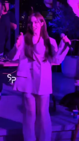 coi bé nhảy mà cứ sợ rớt tóc nối 🤣🤣 cre: on video  #YandPrideSpeakerCharlotte #charlotte #charlotteaustin #ชาล็อตออสติน #beautiful #giaitri #ny200919 #ny200919_ 