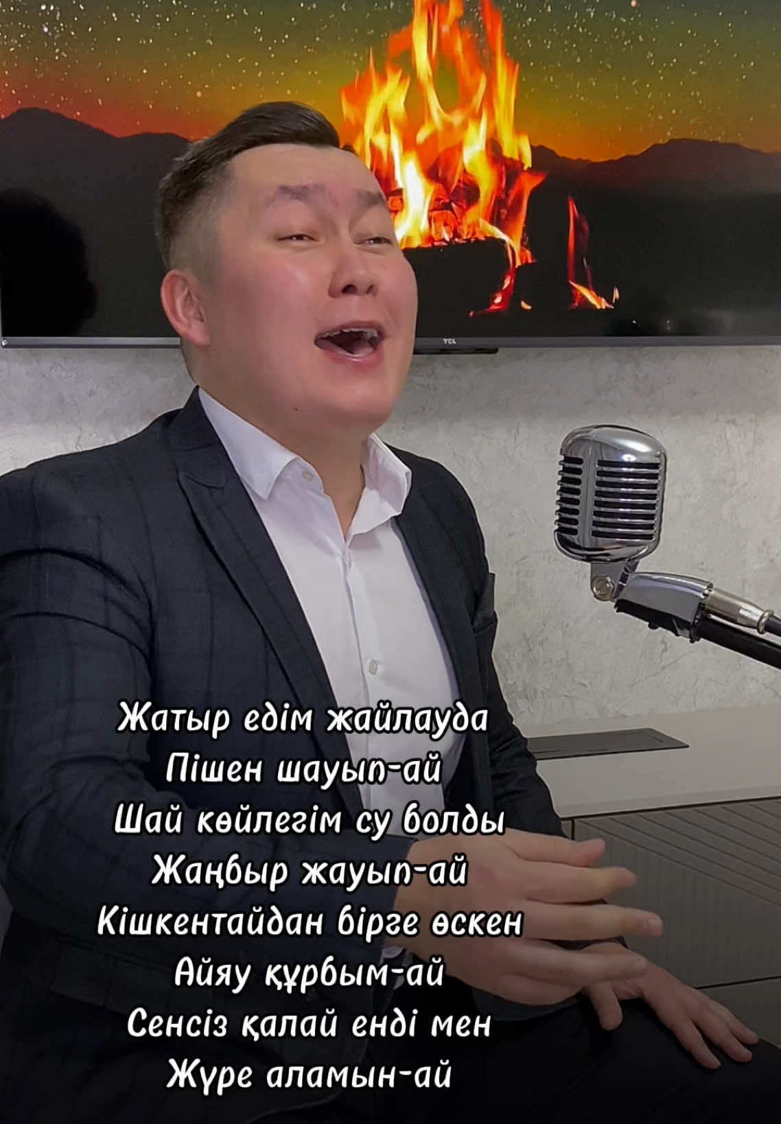 Кішкентай кезімізде осы әнді жиі еститінбіз. Үйге қонақтар келіп қайтып бара жатқанда үнемі осы ән айтылатын😄. Сонда ойлайтынмын, неге именно осы әнді айта береді деп😅. Өсе келе сөзіне мән беріп енді түсіндік😁.  Қазіргі кезде көп айтылмай кеткен сияқты… Қу тіршілік деп, адамдар баяғыдай араласпағаннан шығар. Сіздердің ойларыңыз? Пікірлеріңізді жаза кетіңіздер↩️ ————————— “Ауылың сенің іргелі” әні. ————————— Орындауым ұнап жатса міндетті түрде парақшама тіркеле кетіңіздер, мен үшін ол өте маңызды❤️ #нурболтемиргалиев #тамадакараганда #кавер #cover #top #on #рекомендации #анашым #әкешім 