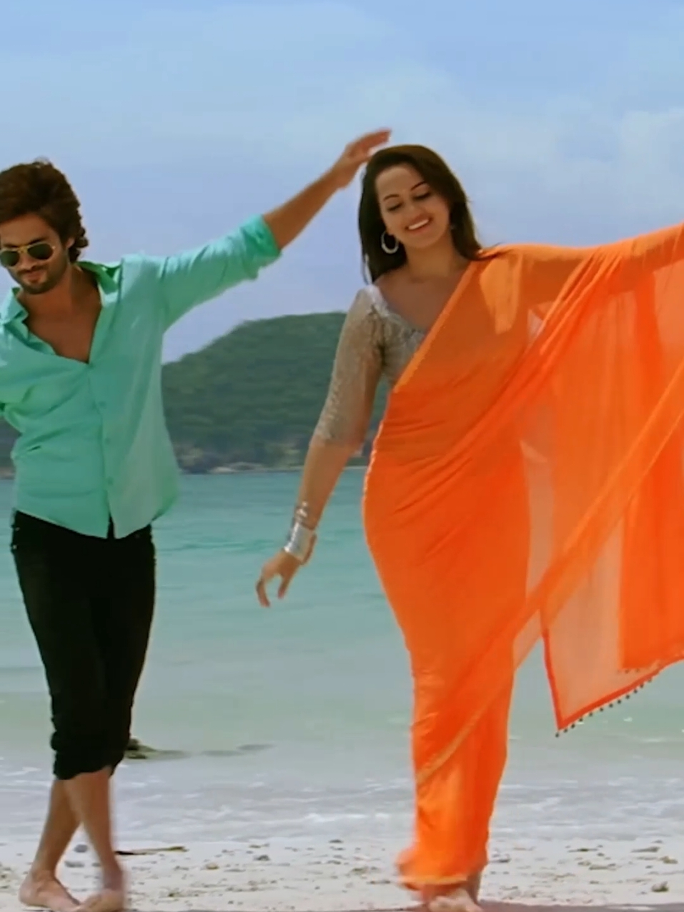 Dhokha Dhadi | R Rajkumar | Shahid Kapoor & Sonakshi Sinha | Pritam #bollywoodstyle #bollywoodsong #songtranslation #lyrics #overlaylyrics #laguindia #song #Love #desi #hindisongs #hindisong #fypシ゚ #viralsong #goviral #treandingsong #fouryou #fyp #explore 