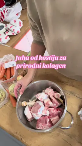 KOLAGEN JUHA:                     Ovu poslasticu spremam za sebe, a radim je tako da u mesnici tražim goveđe/ teleće kosti koje imaju ovako rupu u sebi u kojoj je koštana srž i kokošje nogice. Moram reći jednu malu anegdotu a to je da kada sam bila u braku sa bivšim mužem dok sam kuhala bilo koju juhu od mesa a oduvijek stavljam nogice jer je tako radila i moja mama i baka morala sam nogice gurati na dno da ih on ne vidi da se kuhaju  jer su mu bile odvratne a nije ni svjestan bio koliko su zdrave osim što su ružne🤭tu je bio u pravu ja danas ponosno mašem s njima da svi vide što kuham jer je poanta da smo zaboravili stare vrijednosti  i dobre stvari , ova juha je prezdrava i košta cca 3,00 eur ( nogice sam platila 0,33 eur a kosti 1,00 eur i nešto povrća korjenastog) i bolja je od vitamina koje kupujemo u apoteci za puno više novaca.                    Višesatim kuhanjem one ispuštaju bezbroj korisnih tvari i ja bi rekla da je ova juha lijek. Juha sadrži prirodni kolagen i dobra je za kosu, kožu, zglobove, kosti,artritis,upale, crijeva i još puno toga. Ona se nakon hlađenja zgusne kao hladetina i onda se pokupi mast sa vrha a ti komadići hladetine se mogu zamrznuti i onda konzirati. Ja ću ju kada de malo ohladiti izliti u čašice od 2 dcl , zamrznuti i vaditi van i imam namjeru tako slijedećih mjesec dana. Juhu nekad stavim i u neko varivo, ili kao temeljac ili poslužim cijeloj obitelji kao obrok jer je dobra i kada se odmrzne nema razlike. #momlife #viral_video #homebaking #foryoupagе #fyp #traditional #friday #colagensoup #kolagen #juhaodkolagena #juhaodkostiju #najboljajuha #domaćajuha #domaćakuhinja #Home